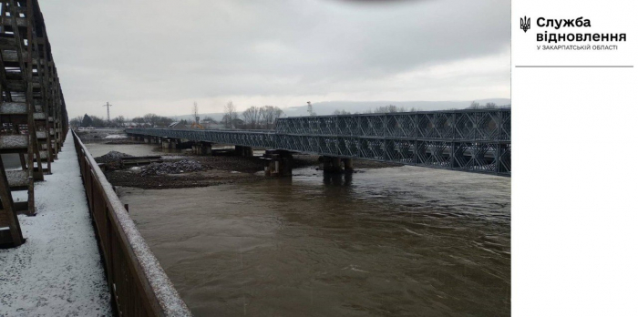 Міст у Тересві сьогодні відкрили для вантажного транспорту

