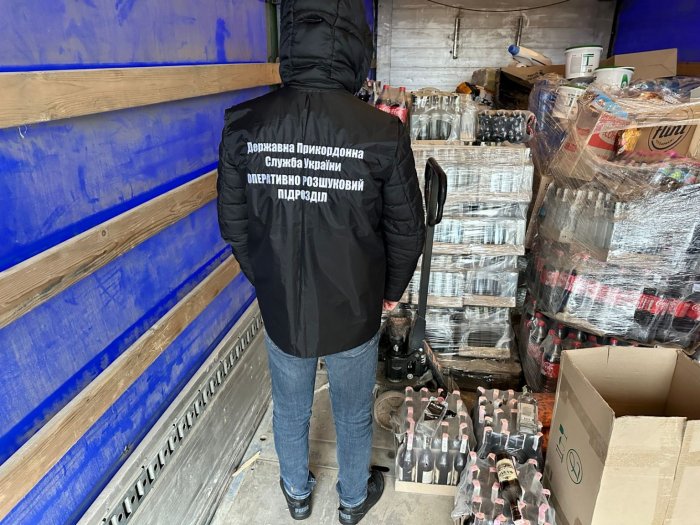 1000 пляшок алкогольного фальсифікату перевозив водій вантажівки: справу розслідуватиме БЕБ
