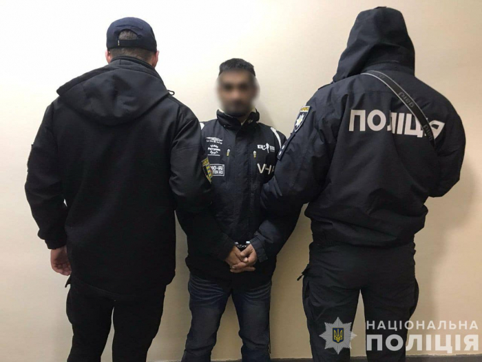 В Ужгороді поліція затримала серійного крадія, який обкрадав автомобілі громадян