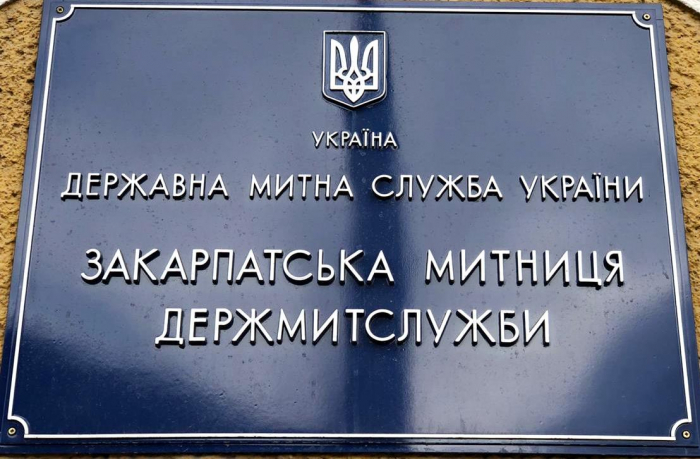 Закарпатські митники викрили неправомірне ввезення трьох вантажівок за заниженою вартістю