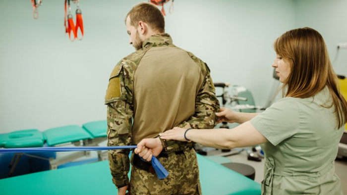 У Закарпатському центрі нейрохірургії та неврології 20 фахівців з реабілітації займаються з пораненими військовими та цивільними