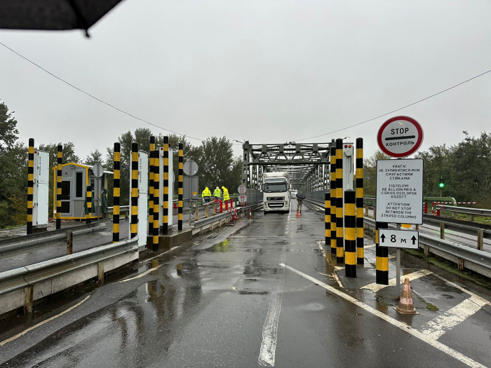 До уваги перевізників! Із понеділка, 7 жовтня, угорські автодорожники ремонтуватимуть дорожнє покриття мосту через р.Тиса