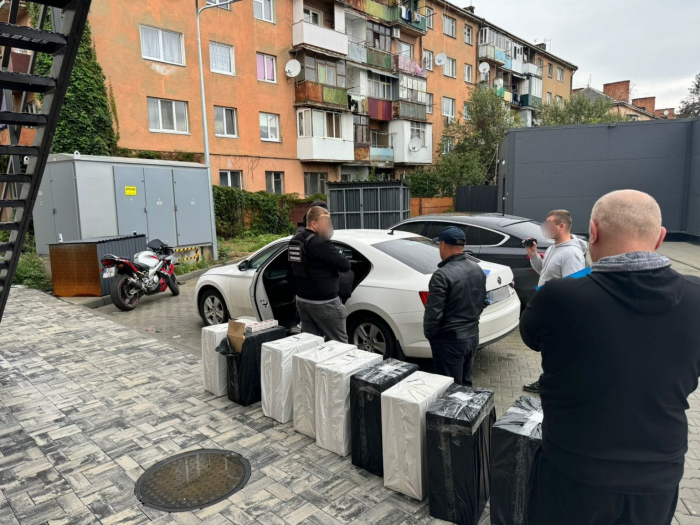 В Ужгороді правоохоронці зупинили автомобіль, яким до кордону перевозили партію сигарет