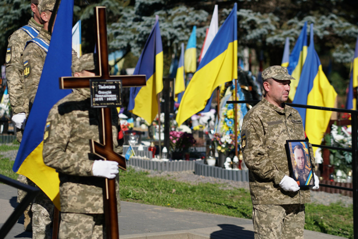 В Ужгороді провели в останню земну дорогу 47-річного захисника, сержанта Олексія Тімірязєва