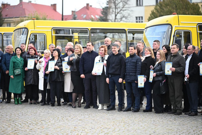 Навчальні заклади 14 громад на Закарпатті отримали шкільні автобуси