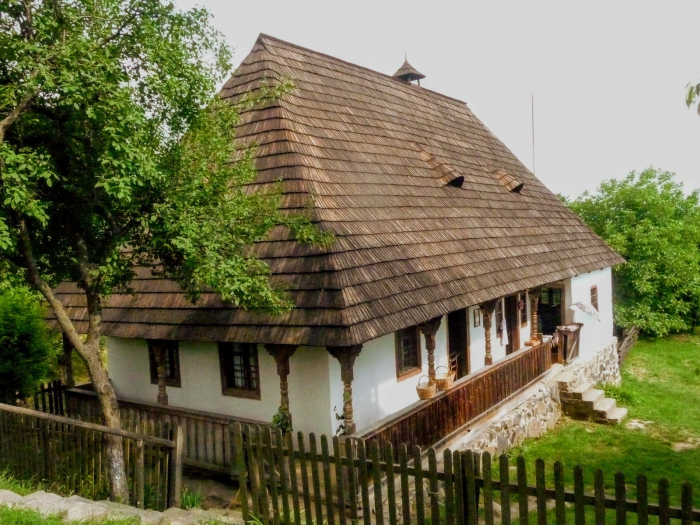 Майстри із Великих Сорочинців реставрують дах на хаті - пам'ятці архітектури - на території Ужгородського скансену