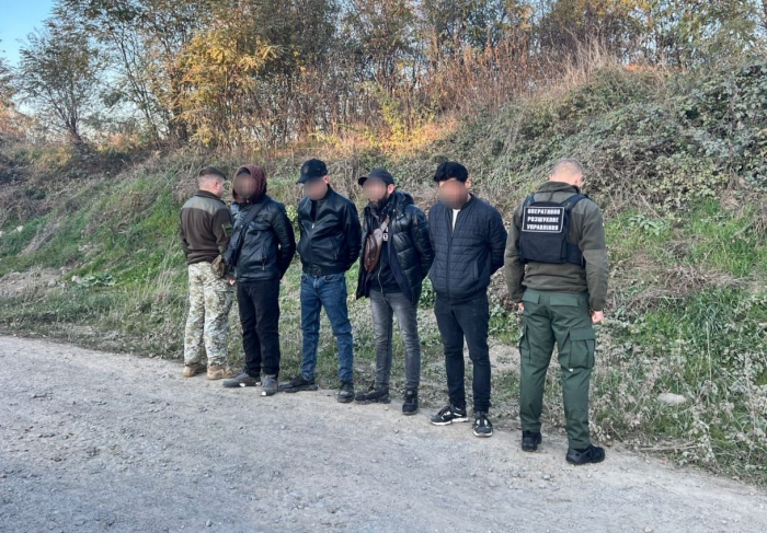 На околиці Ужгорода затримали групу порушників, які намагалися незаконно перетнути кордон зі Словаччиною