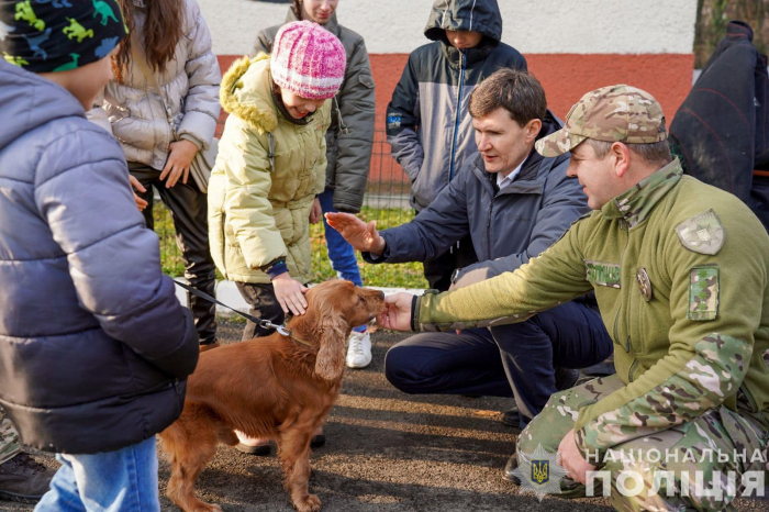 У Кінологічному центрі поліції Закарпаття провели екскурсію для дітей-сиріт та дітей, позбавлених батьківського піклування

