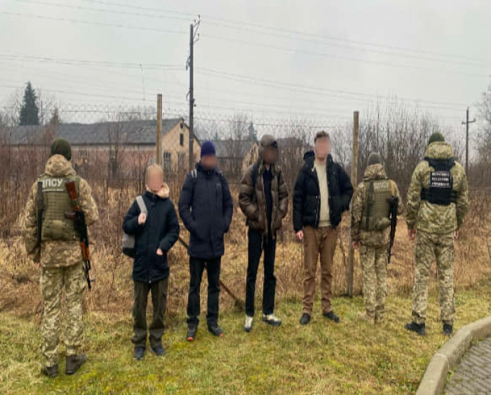 На околиці закарпатського села затримали дві групи порушників кордону