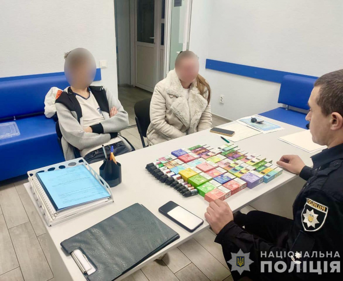В Ужгороді поліція притягнула до відповідальності батьків підлітків, які продавали серед школярів електронні сигарети
