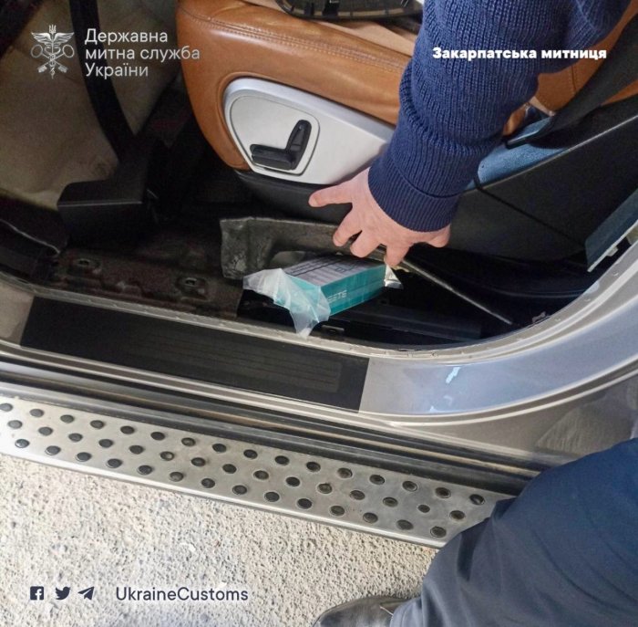 Через приховані сигарети закарпатець позбувся автівки

