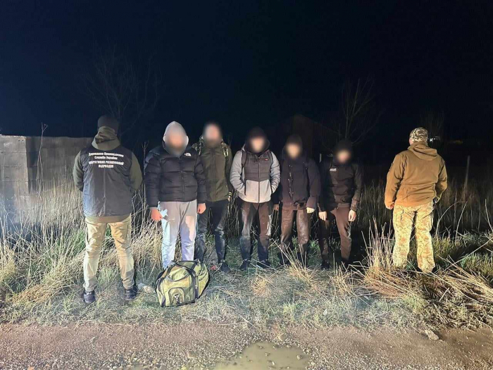 Дві групи порушників кордону затримали біля підніжжя Карпат 