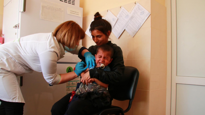На Закарпатті мобільні бригади продовжують вакцинувати ромських дітей від інфекційних захворювань

