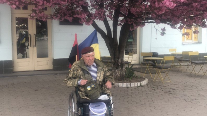 Зібрав вже 8 мільйонів для захисників: в Ужгороді волонтер з інвалідністю збирає гроші на підтримку ЗСУ