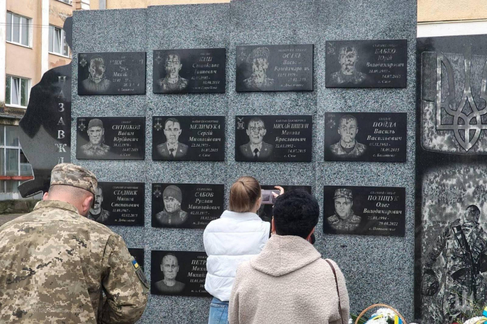 «Ми пам’ятаємо кожного свого бійця…» У Виноградові відкрили меморіал полеглим бійцям 534-го інженерно-саперного батальйону 128-ї бригади