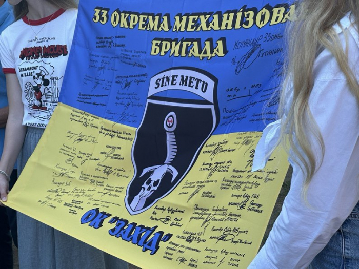Учні Ужгородського ліцею отримали прапор із підписами та подяками бійців 33-ї окремої механізованої бригади