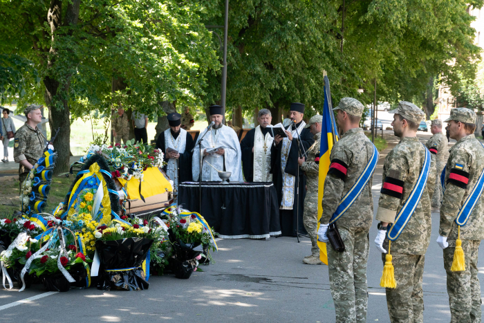 В Ужгороді сьогодні провели в останню земну дорогу 53-річного захисника України – молодшого сержанта, гранатометника Віктора Іллара