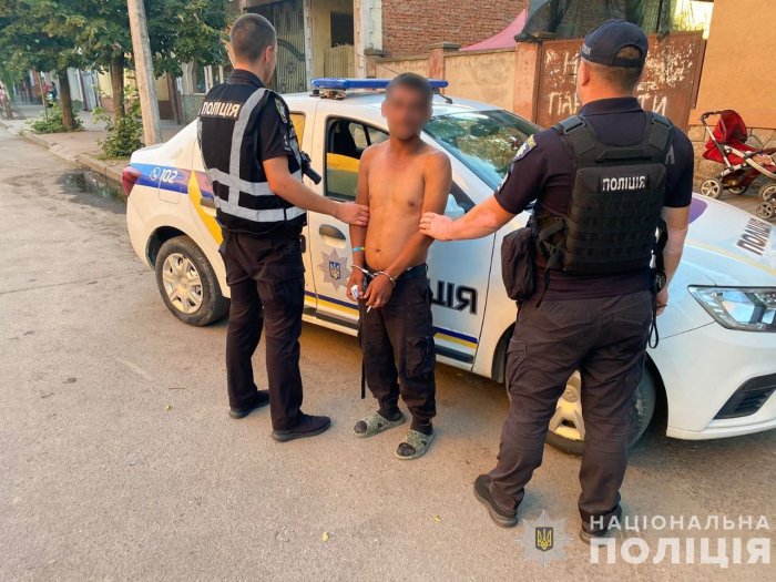 У Берегові поліція затримала зловмисників, які напали на пенсіонера