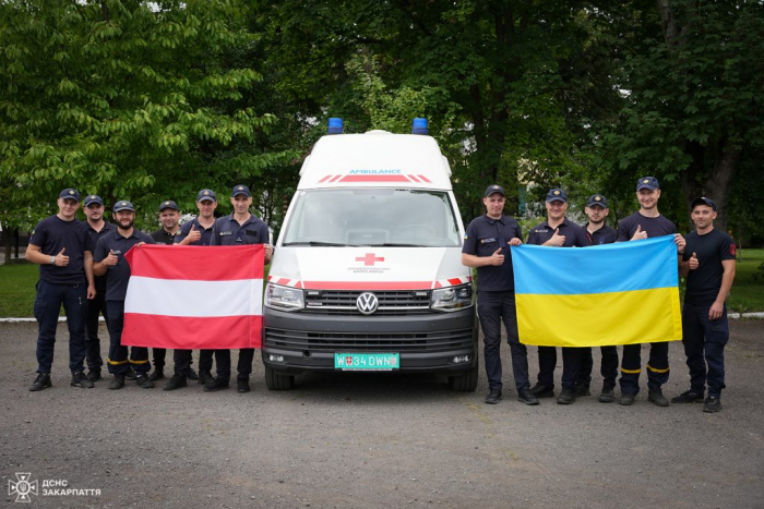 Представники посольства України в Австрії передали закарпатським піротехнікам автомобіль