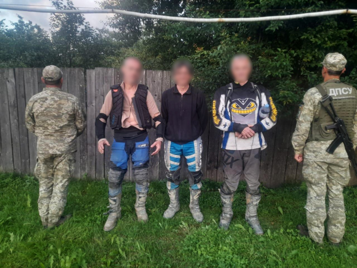 На Закарпатті затримали трьох іноземців, які на мотоциклах незаконно потрапили в Україну