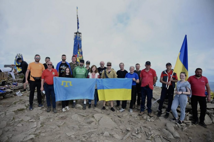 Національний стяг кримських татар розгорнули на Говерлі
