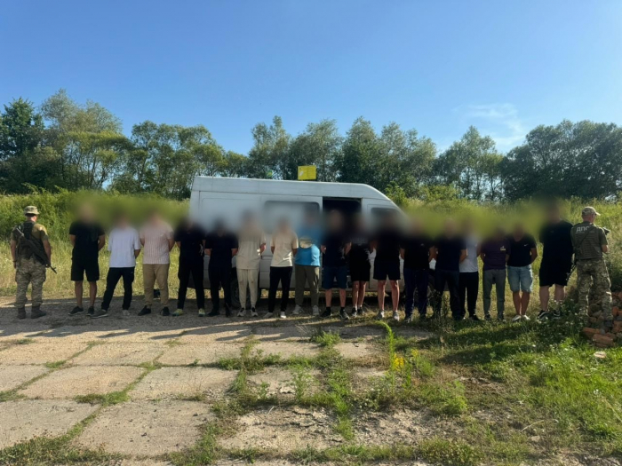 Сімнадцятьох чоловіків зупинили на кордоні з Угорщиною прикордонники Мукачівського загону