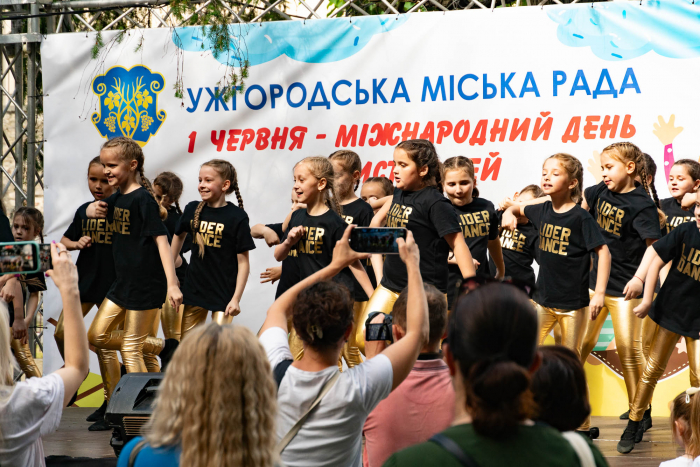 В Ужгороді провели масштабне свято до Міжнародного дня захисту дітей. На підтримку ЗСУ зібрали 11 459 гривень 