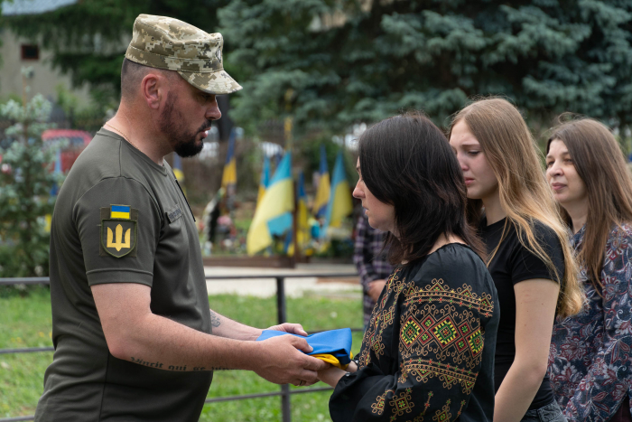 Із загиблим воїном, 45-річним старшим солдатом Юрієм Кучериком попрощалися сьогодні в Ужгороді.

