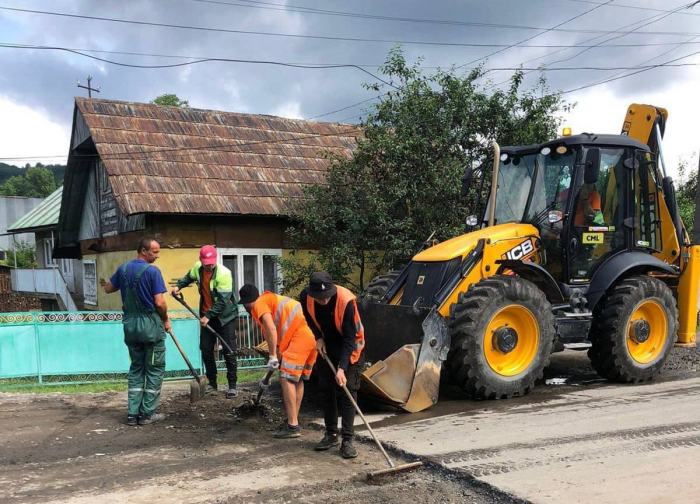 На Тячівщині розпочали ремонт дороги на ділянці «Колочава-Усть Чорна-Калини-Бедевля».

