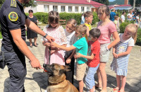 Майбутні кінологи Закарпатської митниці: дітки з Дніпра пройшли майстер-клас та вишкіл зі службовими собаками

