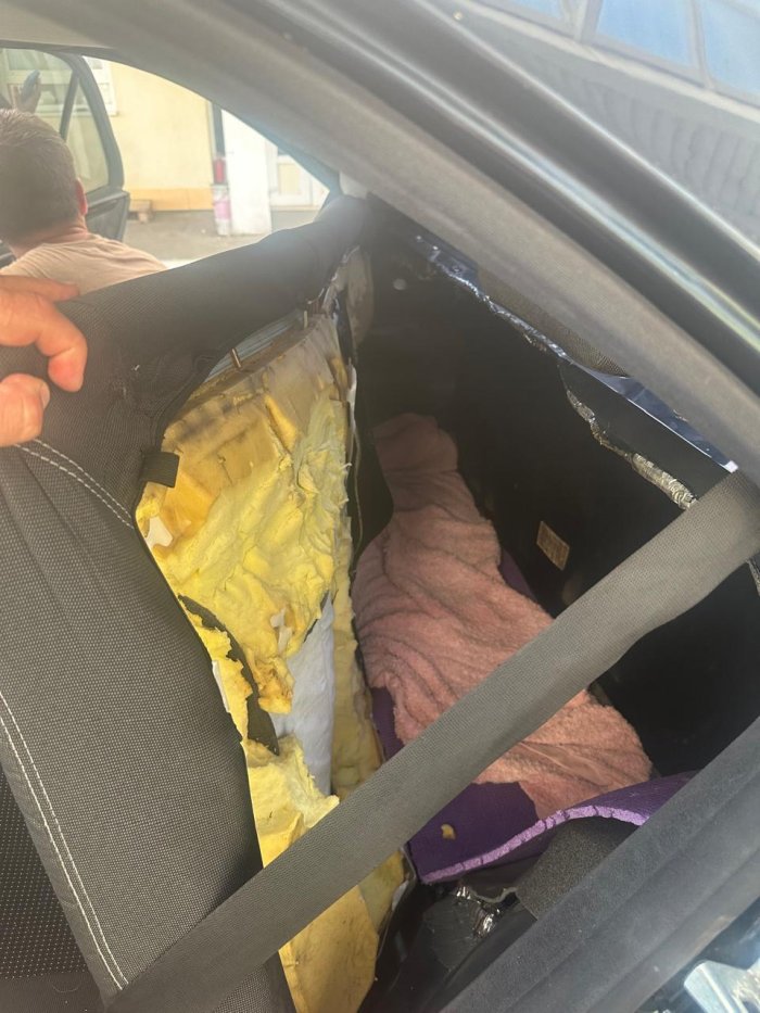 Харків'янка везла нареченого за кордон у спинці автомобільного крісла