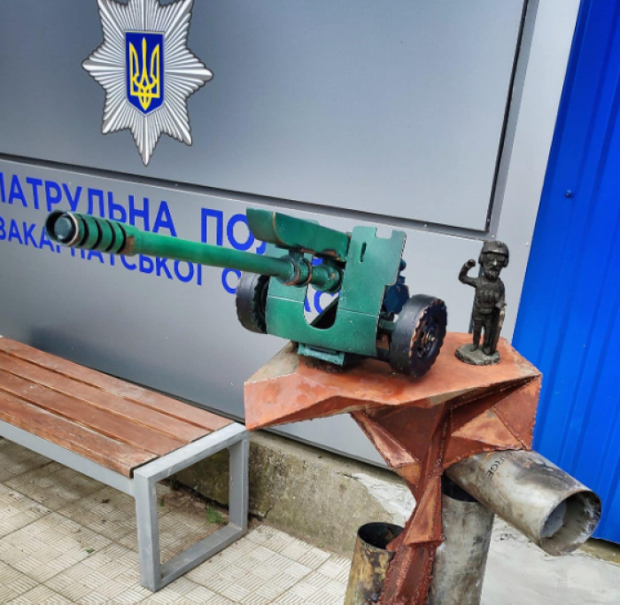 В Ужгороді відкрили 68-му міні-скульптуру «Патрульний поліцейський-артилерист»