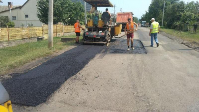 Попри складні умови, закарпатські громади проводять відновлення автошляхів місцевого значення