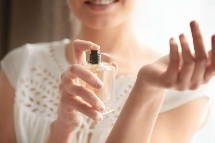 Як вивести плями від парфумів з одягу