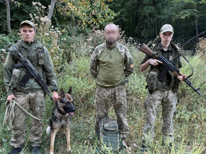 Під час спроби незаконно перетнути кордон затримали 28-річного донеччанина, який прикидався військовим і підозрюється у вчиненні злочинів