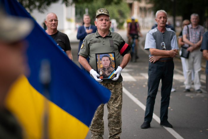 В Ужгороді сьогодні попрощалися із 35-річним захисником – солдатом Віктором Яцолою