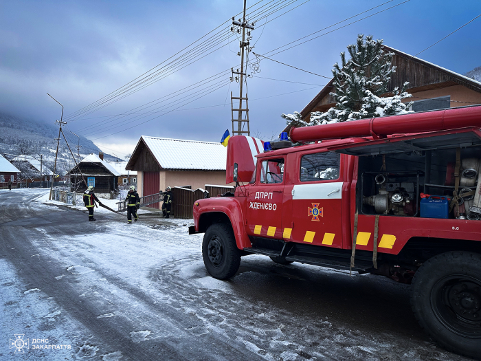 Місцеві мешканці та ДСНСники врятували трьох людей під час пожежі

