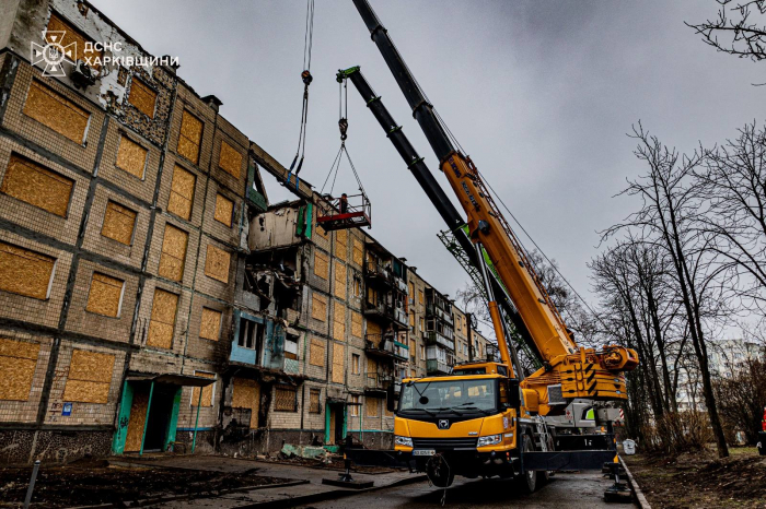 Не залишатися осторонь: рятувальники-верхолази Аварійно-рятувального загону спецпризначення ДСНС Закарпаття працюють на Харківщині