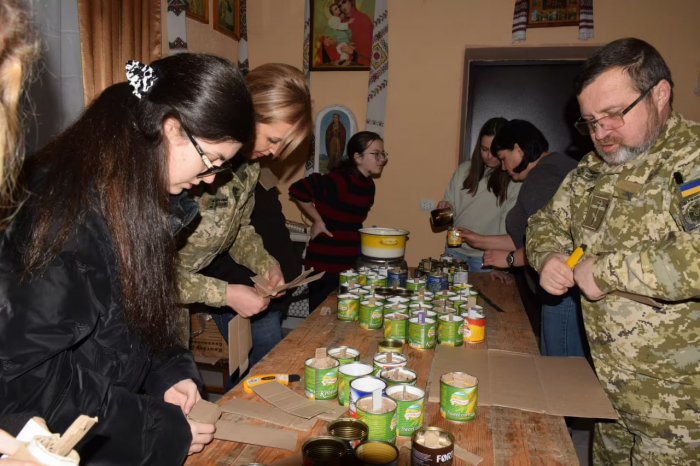 Військовий капелан Мукачівського прикордонного загону Віктор Худяк та рідні захисників виготовляють окопні свічки