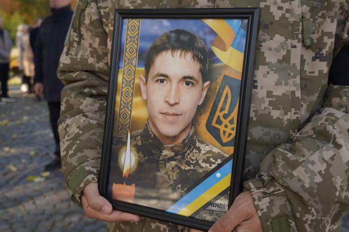 Сьогодні Ужгород попрощався із 35-річним захисником України - старшим солдатом, гранатометником Павлом Саєнком