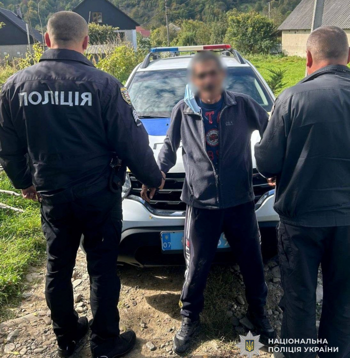 Заподіяв смертельний удар ножем: на Хустщині поліція затримала чоловіка, підозрюваного в умисному вбивстві свого сина

