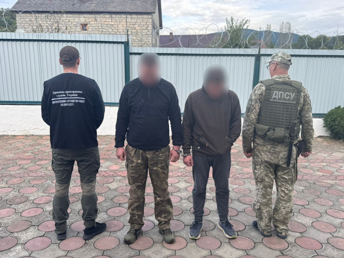 На Закарпатті прикордонники затримали двох «мандрівників», які мали намір незаконно потрапити за кордон

