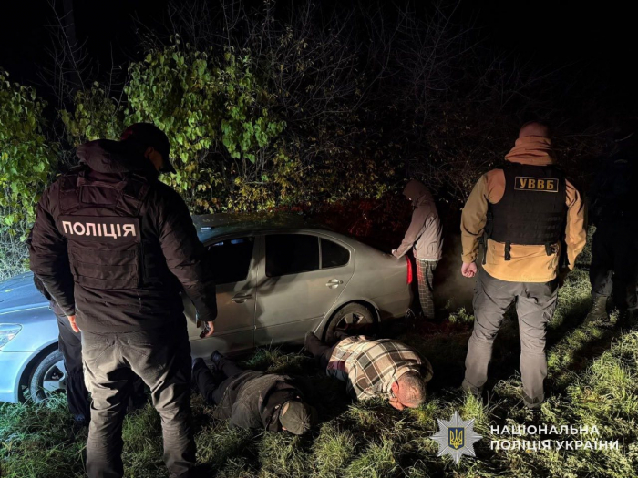 Закарпатські поліцейські затримали двох зловмисників за переправлення чоловіків через кордон