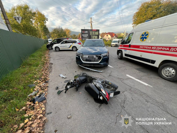 Поліція Тячева розслідує ДТП за участі мопеда та авто: травмовані двоє підлітків

