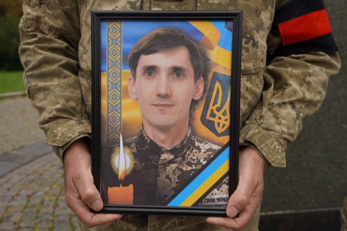 Сьогодні Ужгород провів в останню путь 43-річного захисника, солдата Сергія Вдовиченка