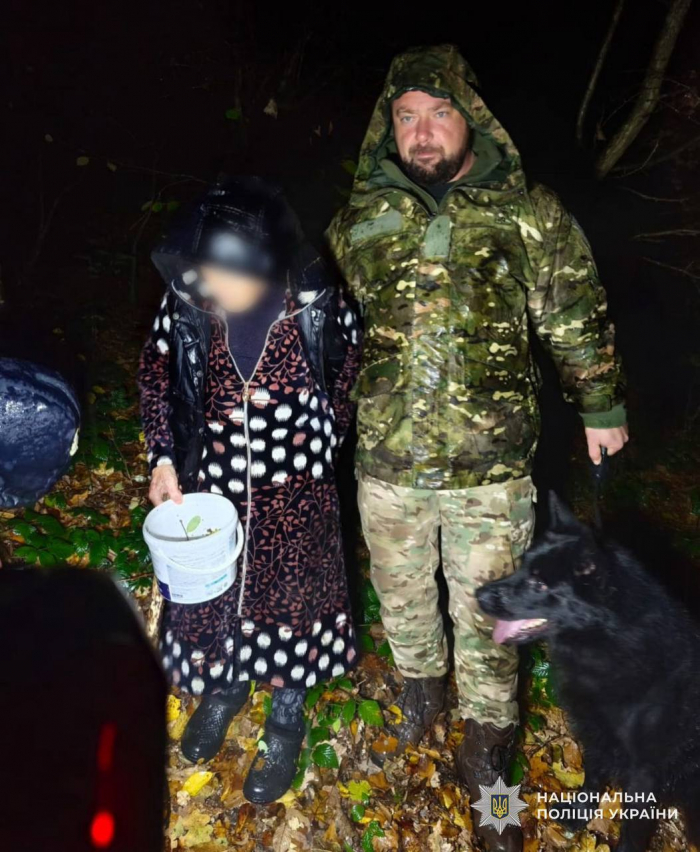 На Берегівщині службовий пес розшукав 89-річну бабусю, яка пішла до лісу по гриби та заблукала