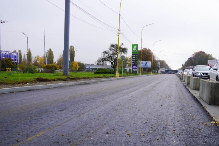 В Ужгороді триває капремонт вулиці Карпатської України: водіїв просять бути уважними у зв'язку із перекриттям лівої смуги