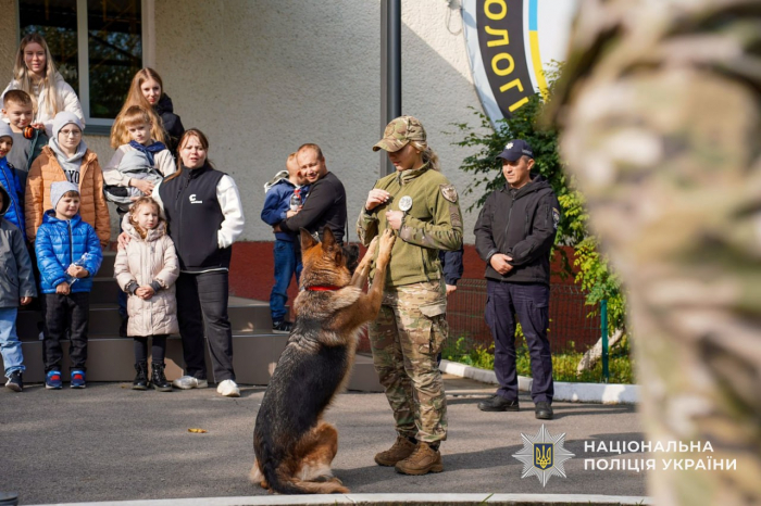 У Кінологічному центрі поліції Закарпаття для діток провели захід до Всесвітнього дня захисту тварин