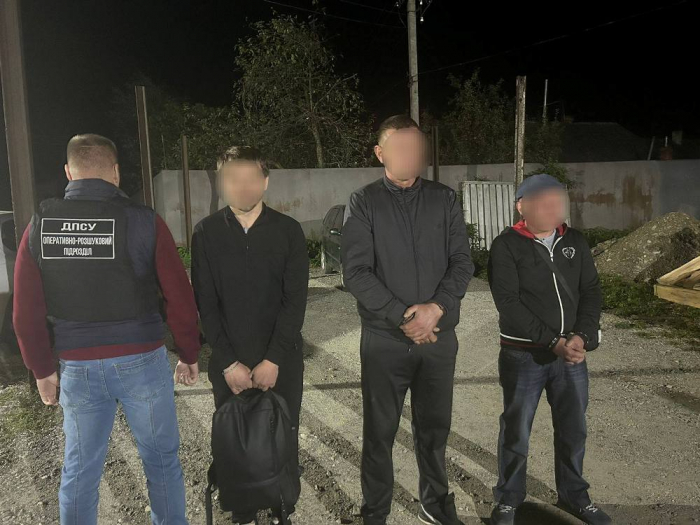 На Ужгородщині затримали порушника кордону та двох його переправників

