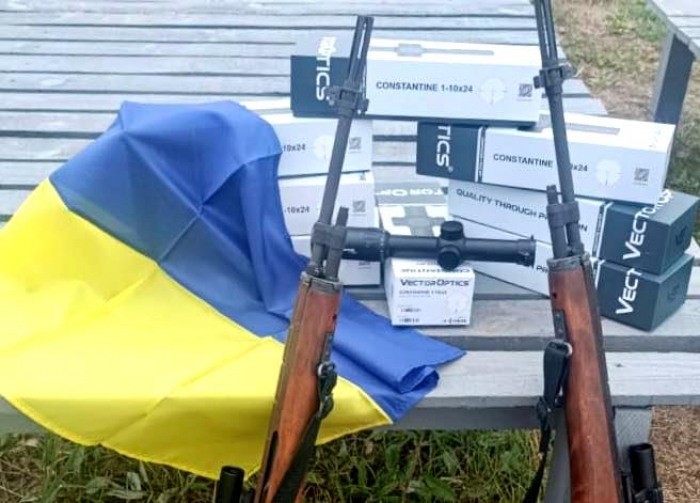 Закарпатські податківці передали сучасні снайперські приціли для територіальної оборони

